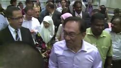 CLEAN : Anwar leaves court after sodomy verdict (2) News Clip