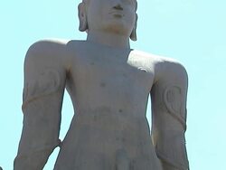 Tilt down bahubali statue hassan karnataka Stock Footage