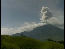 CU grey smoke and ash cloud, zoom out to WA, Mount Tunguragua, Ecuador Stock Footage
