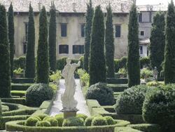MS Shot of Statue in Giardino Giusti botanical renaissance park / Verona, Veneto, Italy Stock Footage
