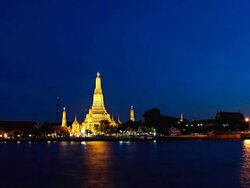 Timelapse-Wat arun and traffic boat in river at sunset. Stock Footage