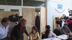 CLEAN : Argentinas Scioli casts vote 2 News Clip
