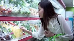 woman shopping in a grocery store. Stock Footage