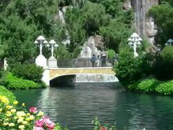 Wynn Resort lagoon garden bridge to casino in Las Vegas Stock Footage