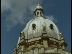 Radcliffe Camera, Oxford - CU low angle dome at top of old building Stock Footage