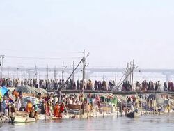 WS View of pilgrims at ghat during Kumbh Mela in River Ganges / Allahabad, Uttar Pradesh, India Stock Footage