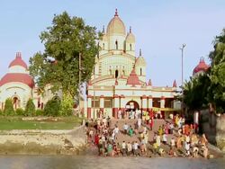 MS  People getting out from dakshineshwar temple and getting steps down in hooghly river for prayer / Kolkata, West Bengal, India Stock Footage