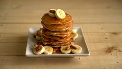 almond and bananas pancake with honey Stock Footage