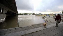 CLEAN : Restaurants and shores flooded News Clip