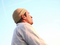 HD: Muslim Man Prostrating Himself Stock Footage