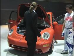 2002 Volkswagen New Beetle Turbo montage Stock Footage