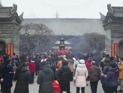 MS Pilgrims burning joss sticks to pray for good luck during Chinese Lunar New Year at Taoist temple /xi'an, shaanxi, china Stock Footage