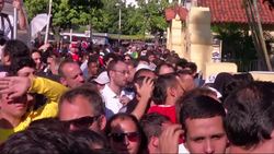 Pese a estar en fila por horas, cientos de aficionados en Rio de Janeiro no pudieron comprar las ultimas entradas para la Copa Mundial que fueron puestas a la venta por la FIFA esta semana. Instructional Video