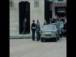 SYND 10 6 77 ZAIRE PRESIDENT MOBUTO MEETS D'ESTAING News Clip