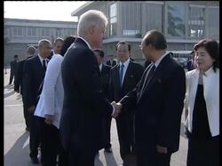 Former US president Clinton leaves NKorea with 2 US journalists News Clip