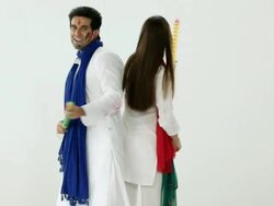 Couple playing holi with a pichkari  Stock Footage