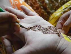 applying henna tattoo Stock Footage