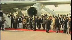 Wen arrives, Tibetan protests, protesters dragged away News Clip