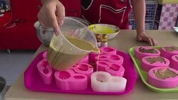 VOICED : Y de postre Pasteles con forma de caca de perro en Bangkok News Clip