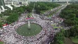 VOICED : Musulmanes protestan en Indonesia contra gobernador cristiano News Clip