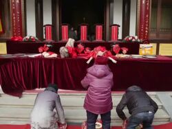 MS TU Pilgrim praying for good luck and wealth at god of wealth temple during Chinese spring festival / xi'an, shaanxi, china Stock Footage