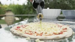 Olio di oliva su pizza Stock Footage