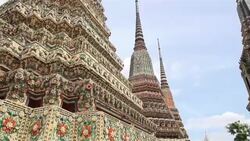 HD panning: Big pagoda in wat pho. Stock Footage