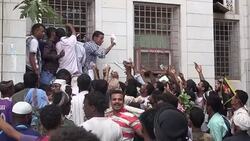 CLEAN : Forces loyal to Yemen president enlist troops to defend Aden News Clip