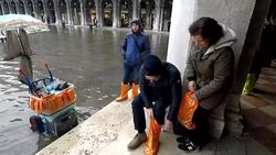 CLEAN : Venice floods during supermoon high tide News Clip
