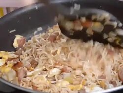 taste and cooked Yaki soba Stock Footage