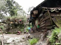 WS Miners at the weighting cabin / Ijen, Java, Indonesia Stock Footage
