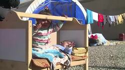 VOICED : Tras infiero del EI desplazados en Irak enfrentan frio invierno News Clip