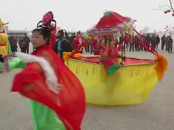 WS TS Chinese folk artists performing at temple fair to celebrate Chinese spring festival AUDIO / xi'an, shaanxi, china Stock Footage