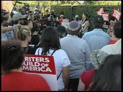 KT Tunstall performs for striking writers Instructional Video