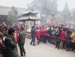 WS Pilgrims burning joss sticks to pray for good luck during Chinese Lunar New Year at Taoist temple / xi'an, shaanxi, china Stock Footage