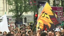 Tens of thousands continue to occupy centre of capital in anti-austerity demo Instructional Video