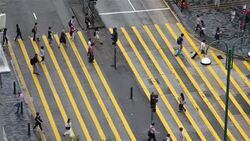 HONG KONG - JULY 2015: Pedestrians cross the street in downtown Hong Kong, China Stock Footage