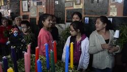 CLEAN : Guatemalan faithful honor Saint Simon in pagan ritual News Clip