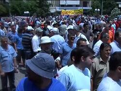 Trains halted by railway workers' strike, demo Instructional Video