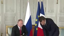 CLEAN : Macron greets Putin for first face-to-face talks (2) News Clip