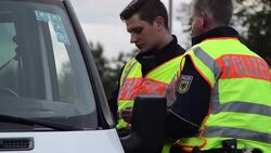 CLEAN : Migrants first controls at German Austria border News Clip