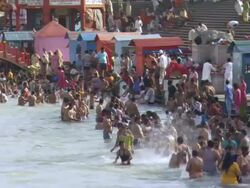 WS People splashing around in Ganges at Hari ki Pauri / Haridwar, Uttarakhand, India Stock Footage