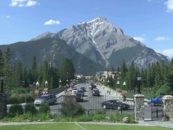 WS View of crowded road in frot of  mountain in village / Banff Nationalpark, Alberta, Canada Stock Footage