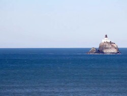 HD lighthouse on Oregon coast - Tillamook rock LH Stock Footage