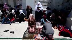 VOICED : Palestinos rezan en masa en Jerusalen por ramadan News Clip