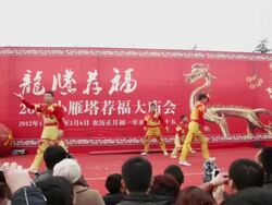 MS TD People performing acrobatics at temple fair to celebrate Chinese spring festival AUDIO / xi'an, shaanxi, china Stock Footage