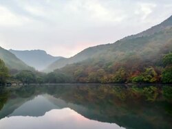 WS T/L View of Autumn scene of Jusanji (Reservoir) and wet fog / Cheongsong, Gyeongsangbuk do, South Korea  Stock Footage