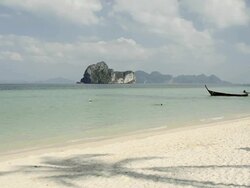 WS View of Sandy Beach and Limestone rock in Sea, Marine National Park / Ko Hai, Krabi, Thailand Stock Footage