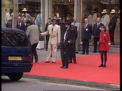 France-Michael Jackson unveils his new wax statue Instructional Video