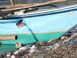 HD pollution - trash along riverbank Stock Footage